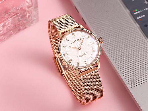 女生腕表粉色场景