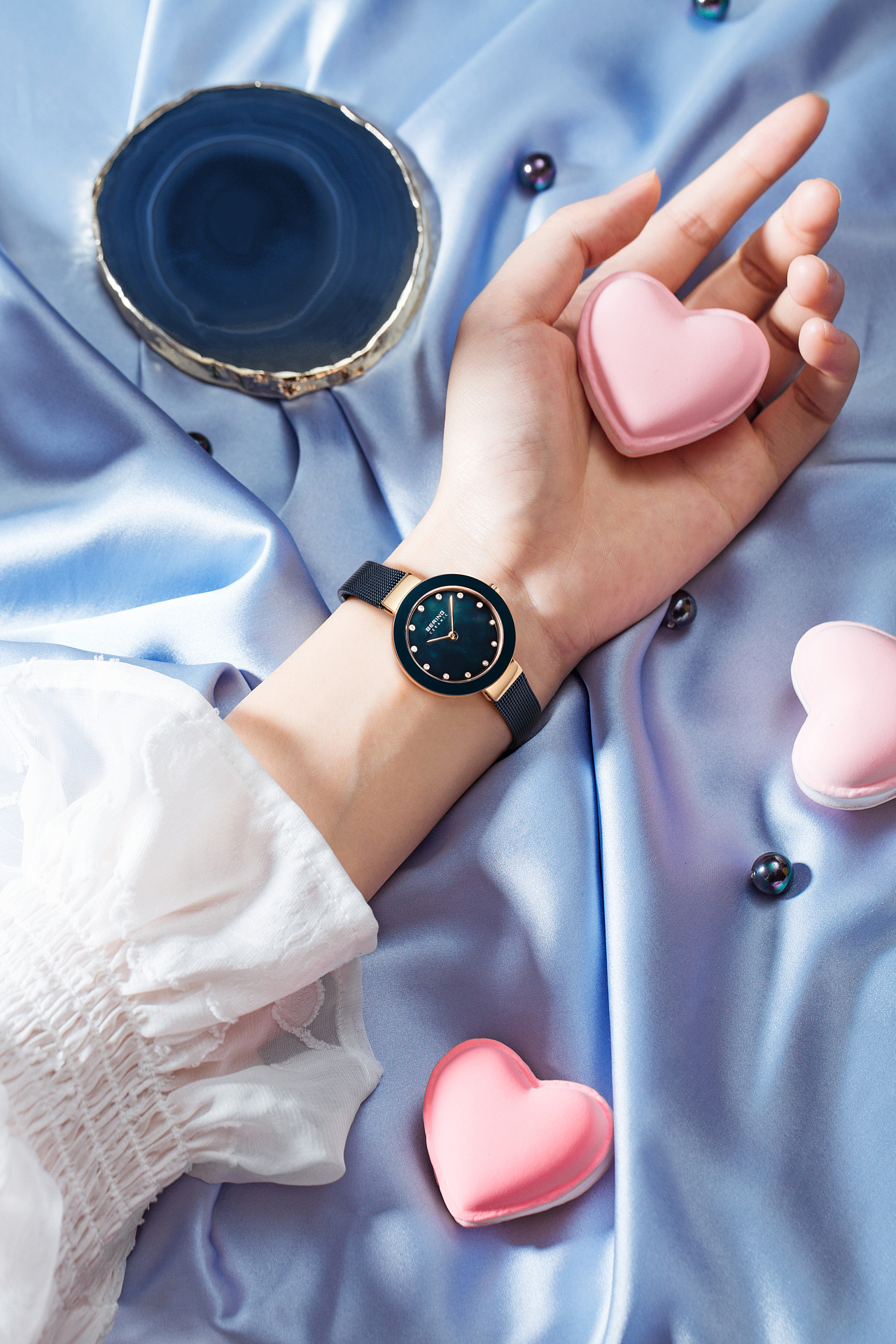 bering手表的一组手摸场景图