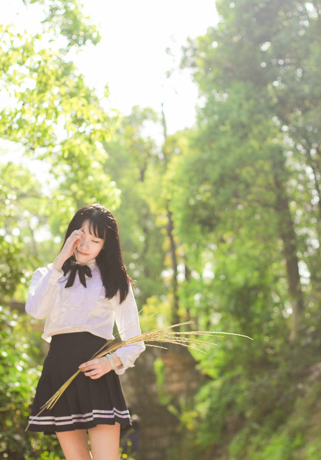 春晚绿野秀,岩高白云屯。身穿洁白衬衣的少女,你如同天使一般闪着光芒,让我移不开视线。