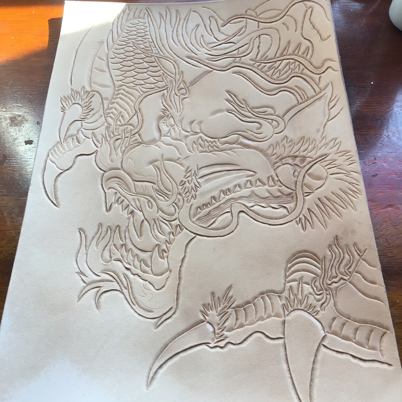 鑫渔皮艺皮雕大师李扬原创作品霸气中国龙