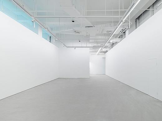 纯白色画廊办公空间设计 | 黑色大叔