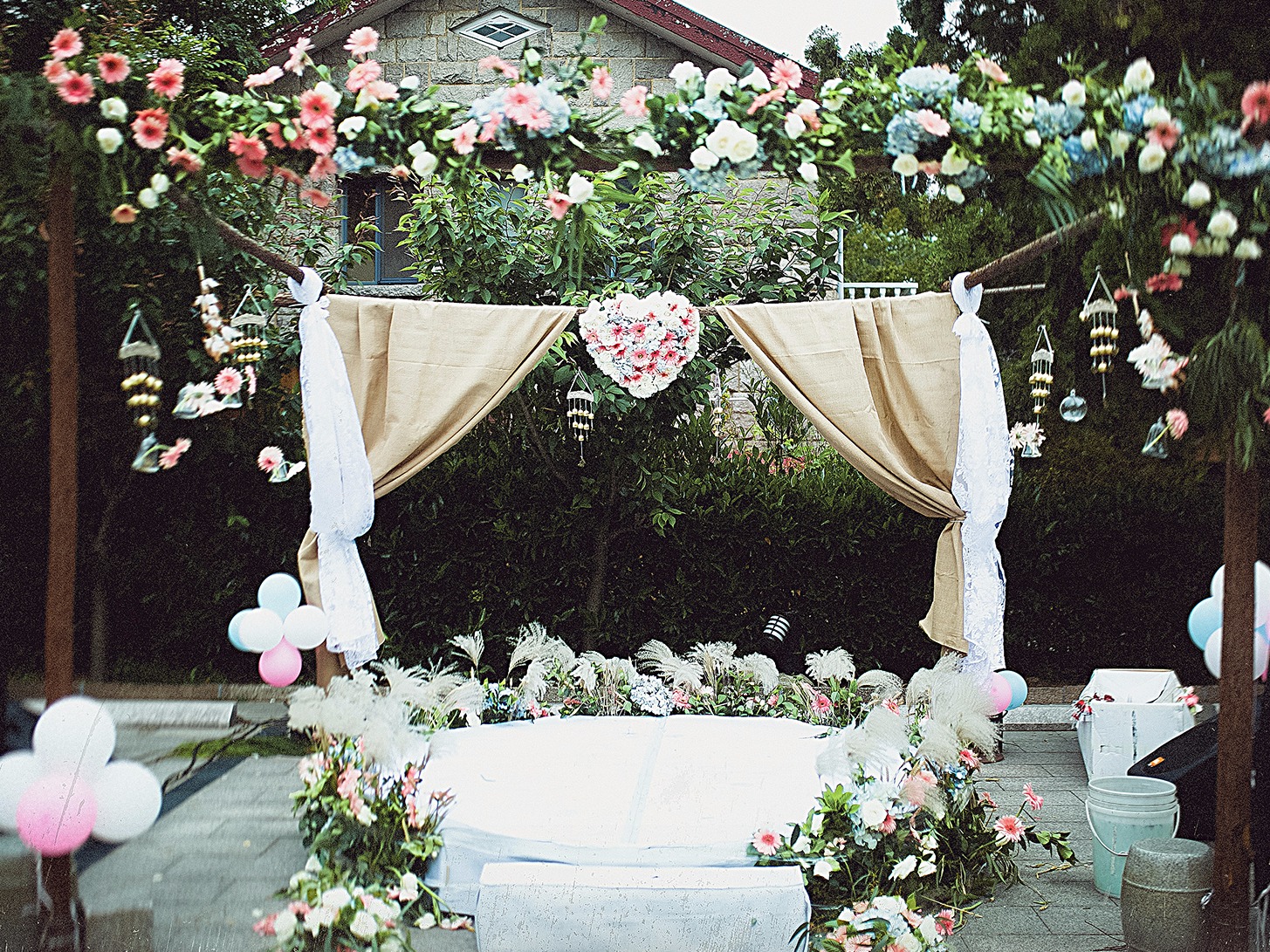 婚礼场地在室外花园，复印空间。用鲜花装饰的婚礼拱门。婚礼设置照片摄影图片_ID:412401786-Veer图库