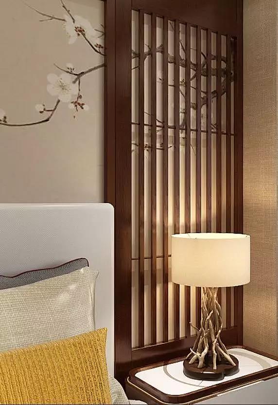 床头背景墙用花鸟画装饰, 两边用木屏风造型打造, br>有移步换景之感.