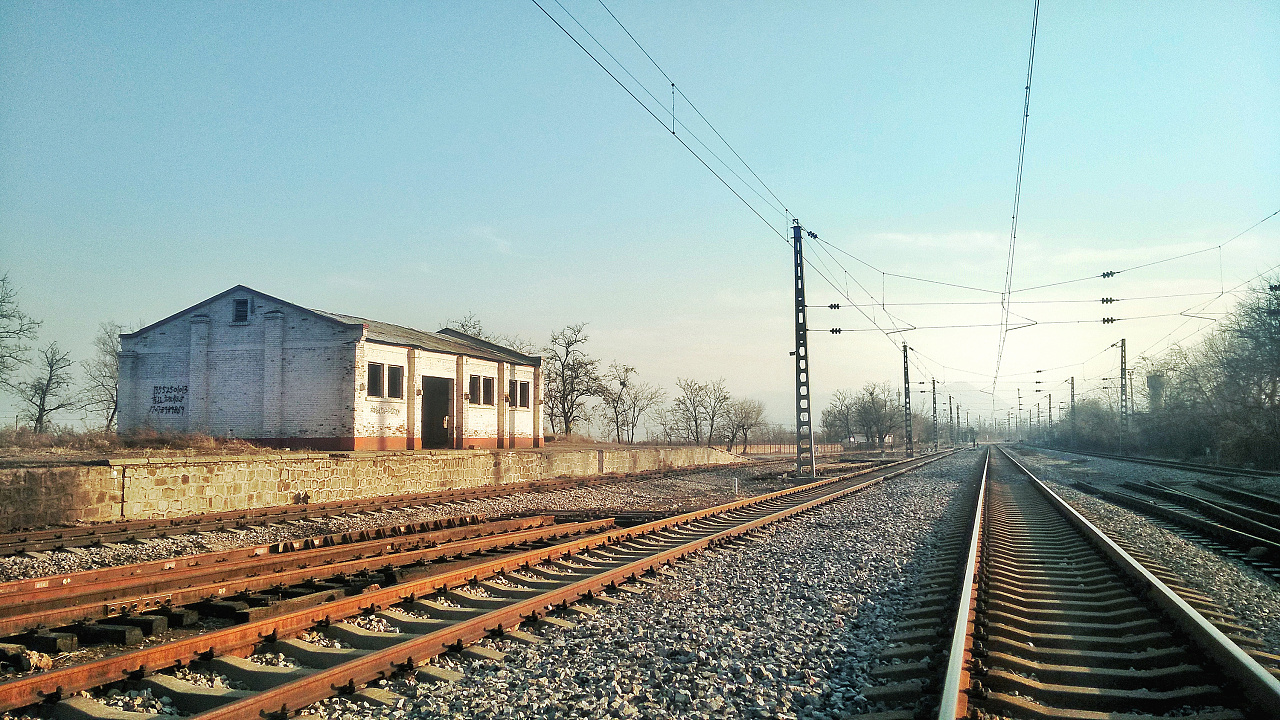 轨道通往远方的凤凰岭 废弃的聂各庄站 荒芜人烟的车站 寂静的轨道