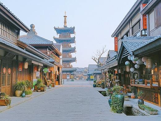 半山衔日，香月花街