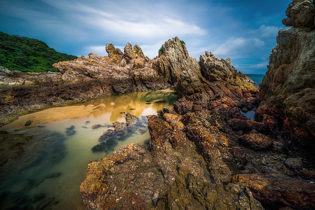 走到这个一片礁石很兴奋,发现石头做前景很不错,期待下来到这里拍日出,,很适合捉鱼,螃蟹,潜水