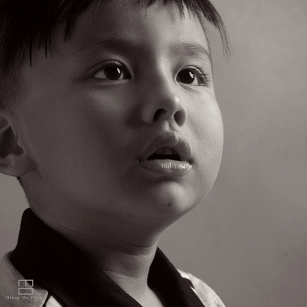 一组表情丰富的黑白儿童肖像