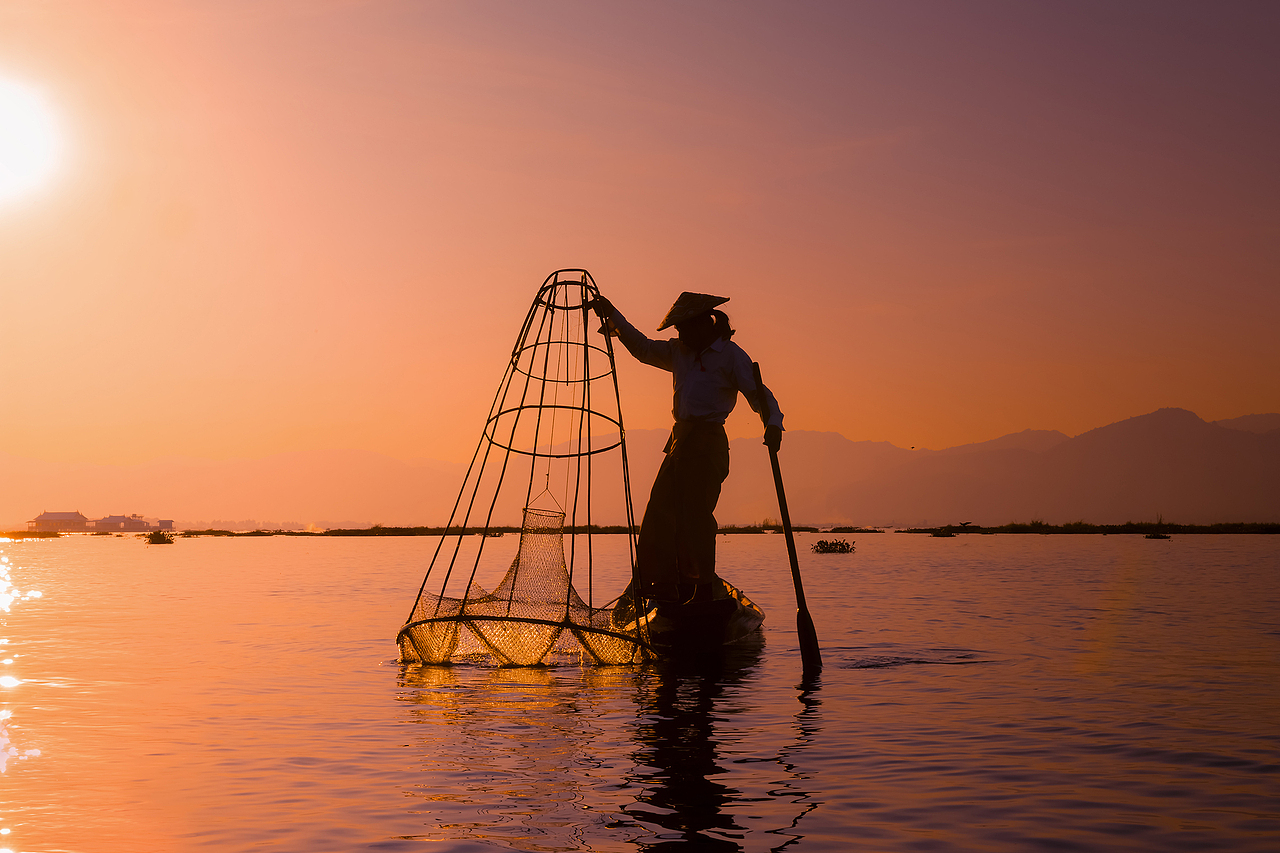 荏弱的新月里有飞鸟掠过,平滑如镜的湖面上有茵达族的渔夫单脚划船