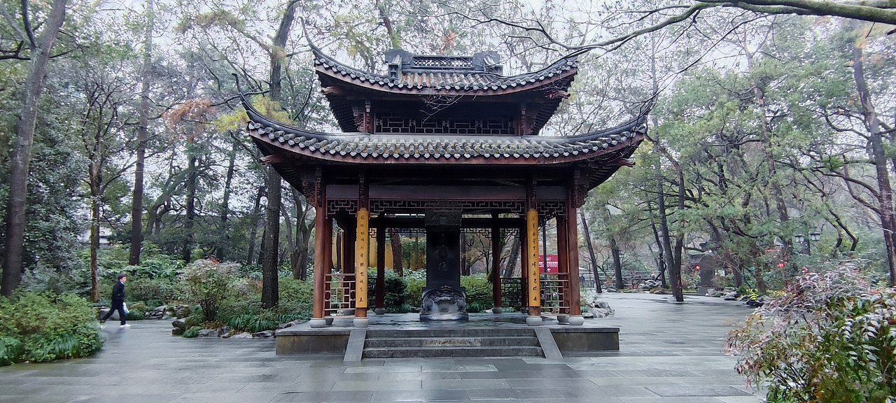 杭州灵隐寺的冬日雨季