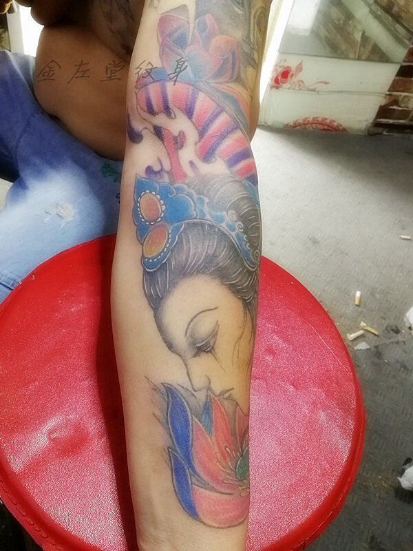 纹身能不能盖鸡皮肤(纹身可以盖住鸡皮肤吗)