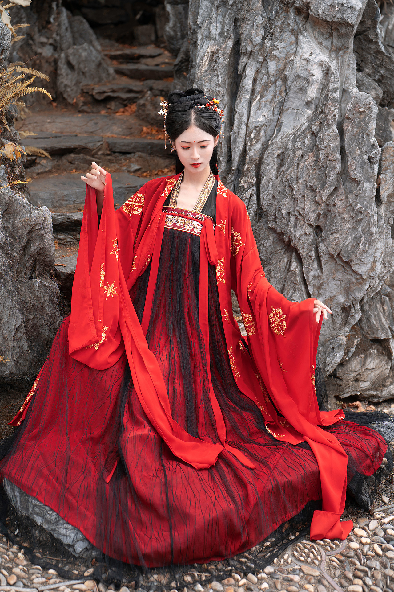 越罗衫袂迎春风,玉刻麒麟腰带红