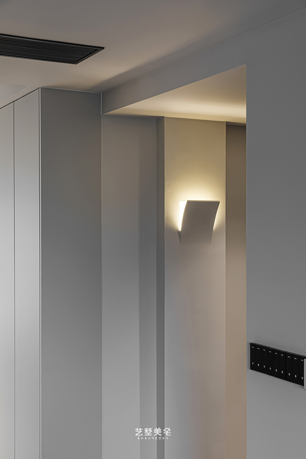 前置线性灯+墙面石膏板造型灯烘托暖色系光源氛围感。
<br>
