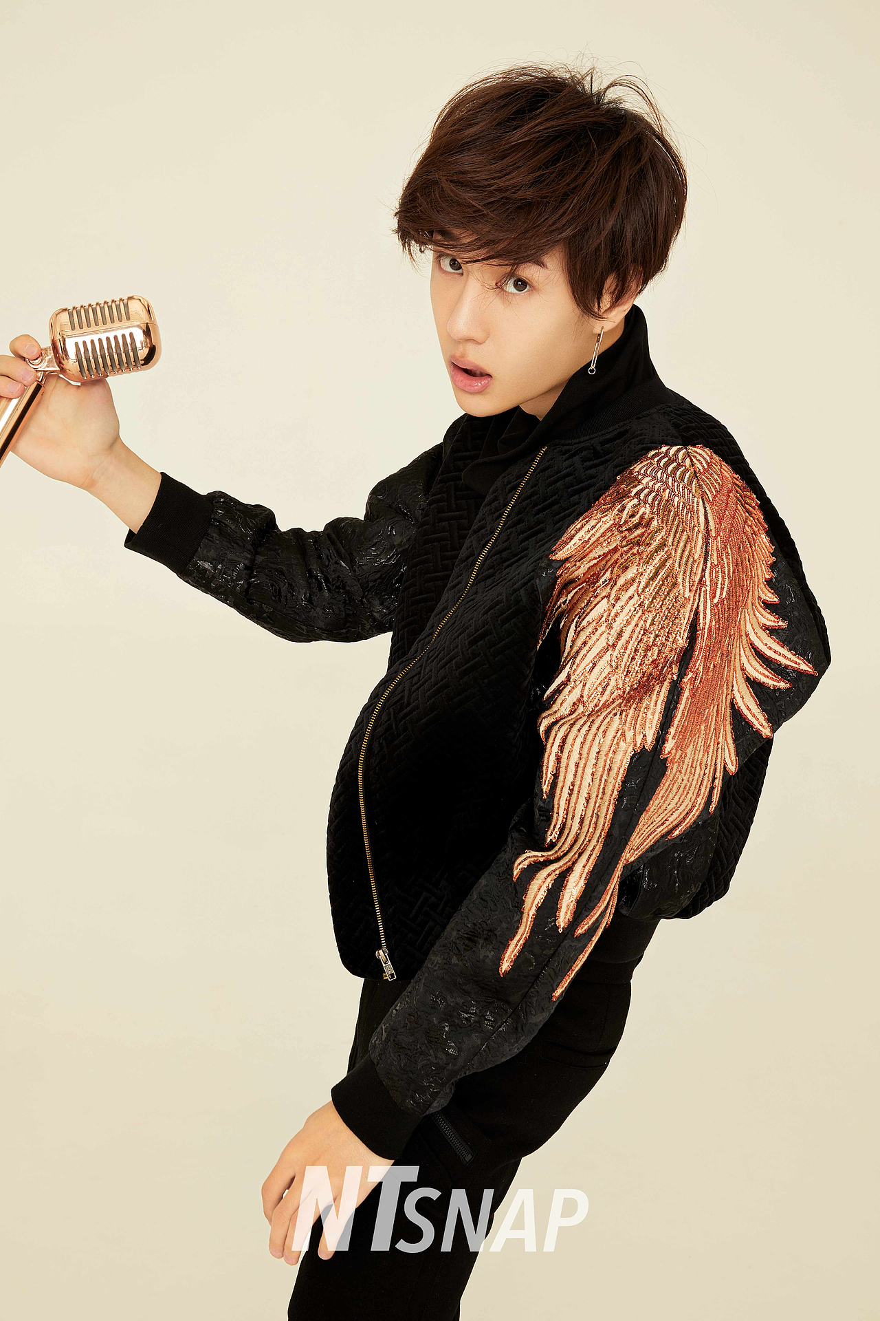 《New Touch》封面人物：王一博（图ZMTAxNjM5NDgw） - 时尚/艺术摄影 - 站酷设计师之南ZN原创素材 - 站酷ZCOOL