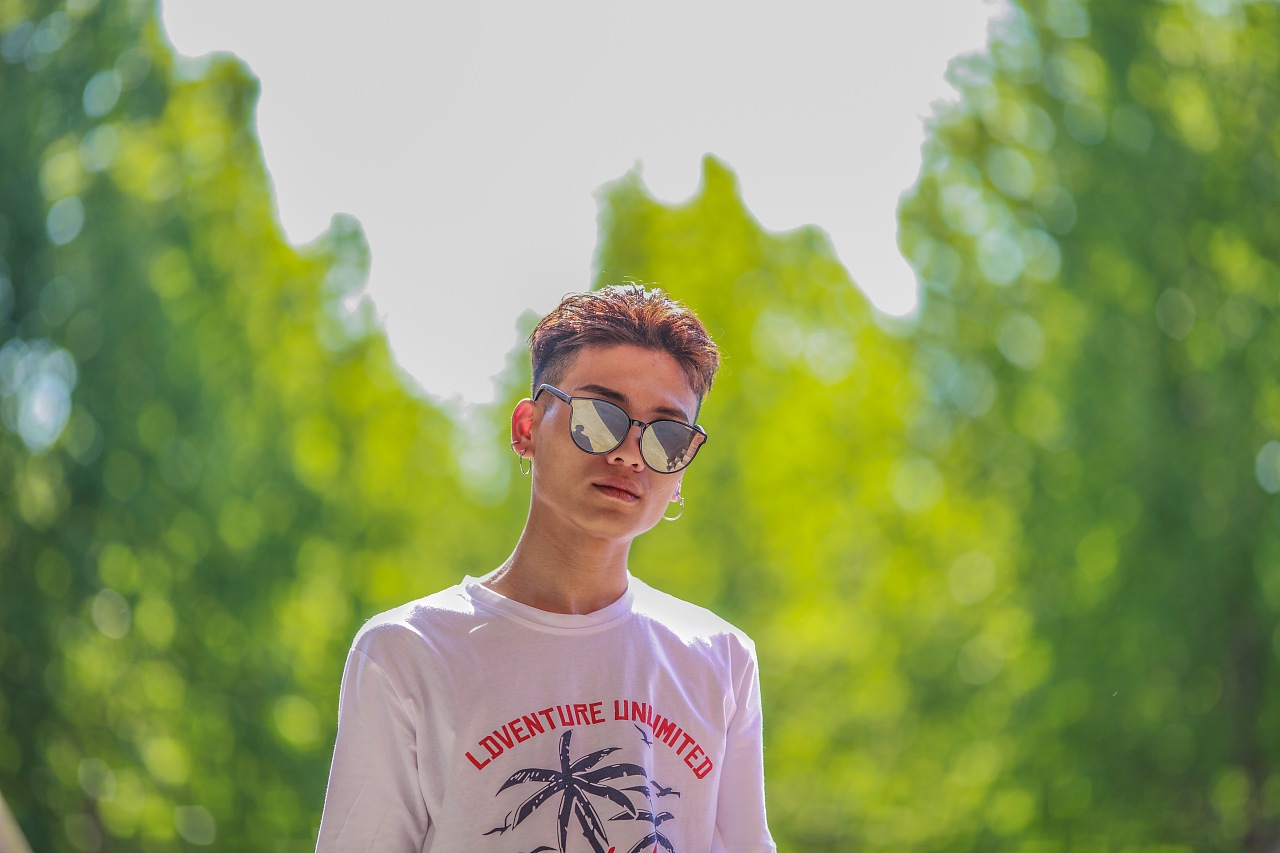 摄影天津人像 芦苇街道墨镜男