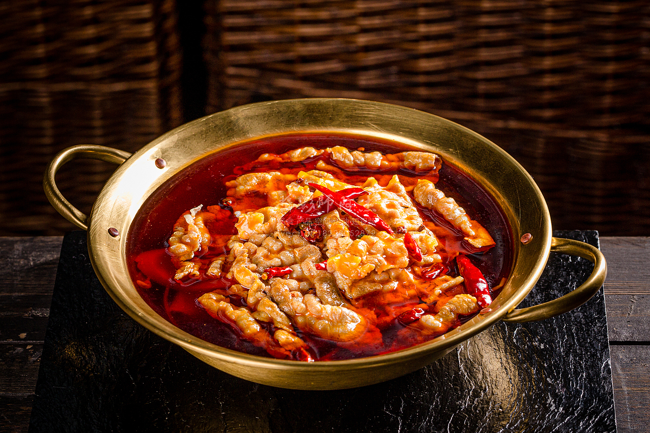 一组暗调小火锅食材拍摄