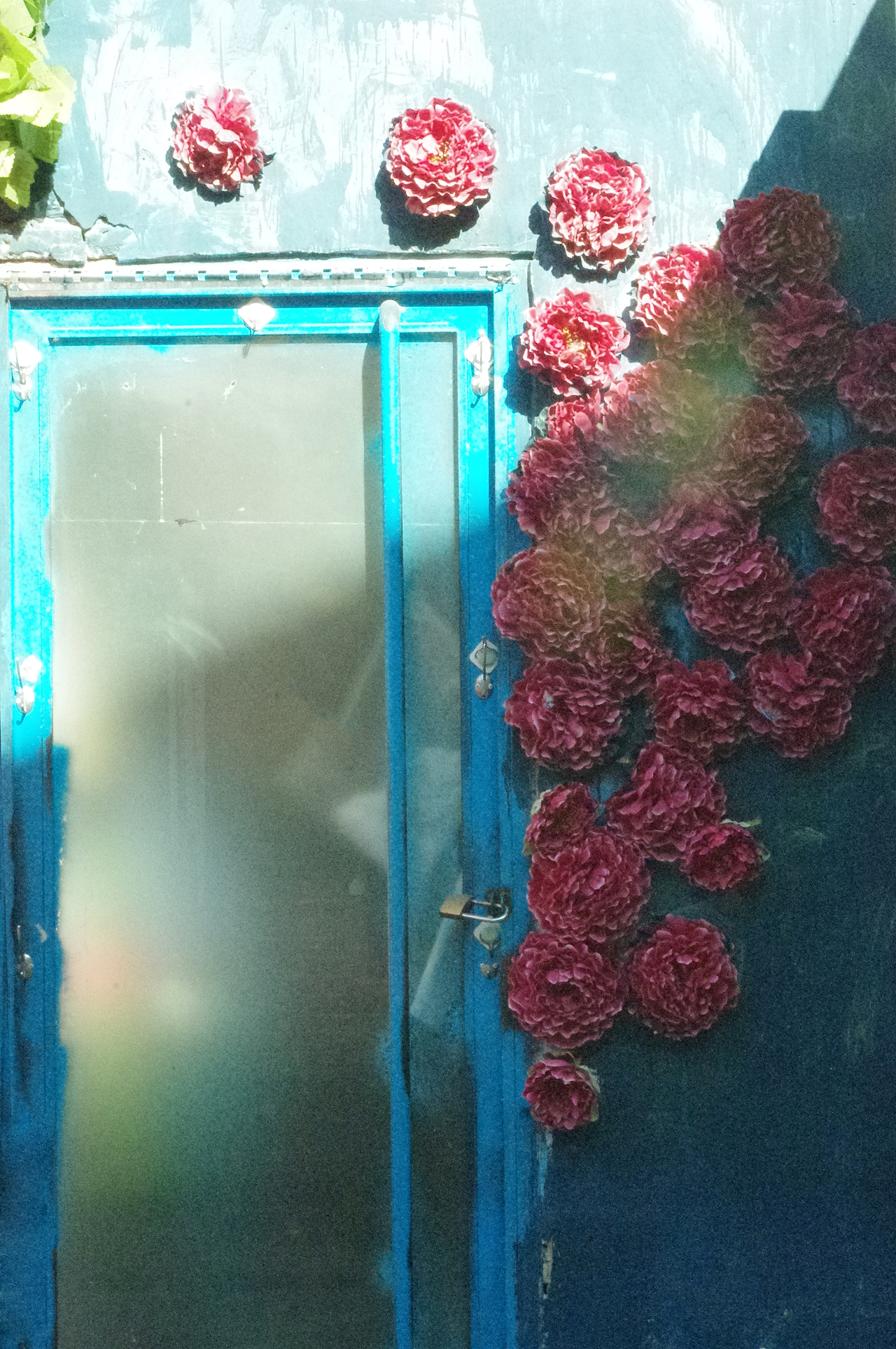 我在清晨醒来
        梦还未眠<br>   我带着梦去想念夜晚<br>      它却拉着我说<br>清晨的你该醒了/我该走了