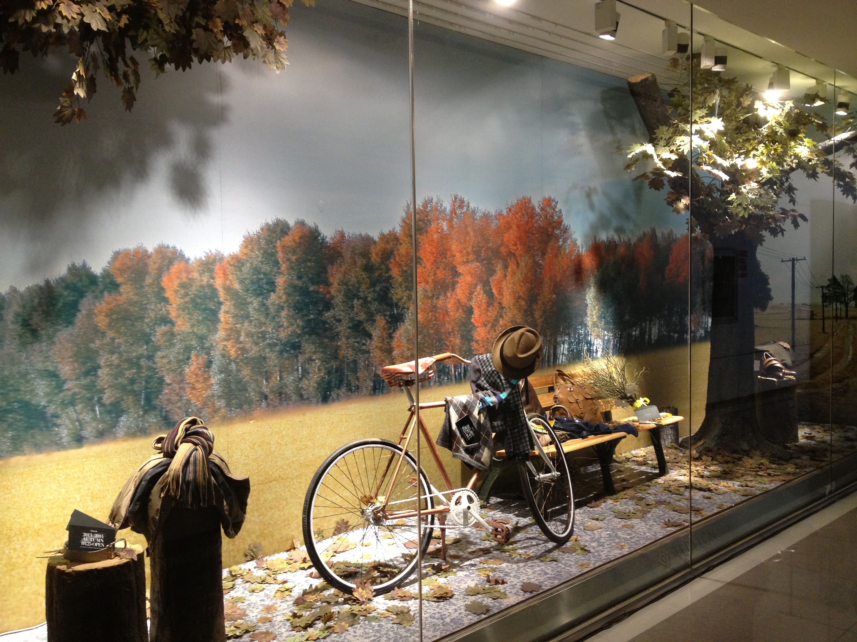 品牌服饰秋季橱窗展示设计/枫树道具/树桩橱窗道具