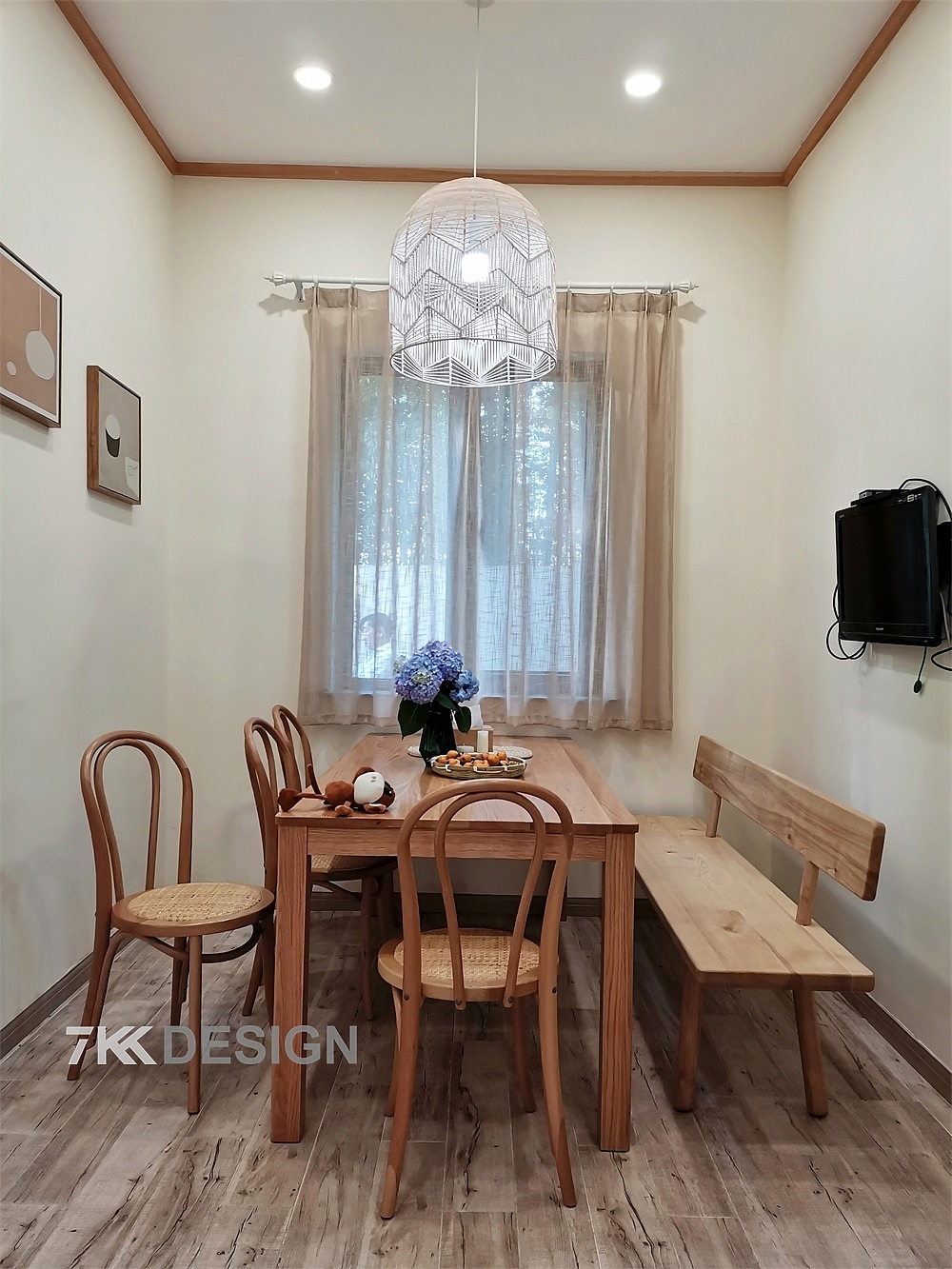 餐厅紧邻厨房，让做好的饭菜可以直接端到餐桌上面，动线简单明了，节约时间。整体餐厅空间比较明亮，白色的墙面与木色家具相呼应，在点缀上餐桌的水果、绿植花束，显得更加的温馨、自然清新。
