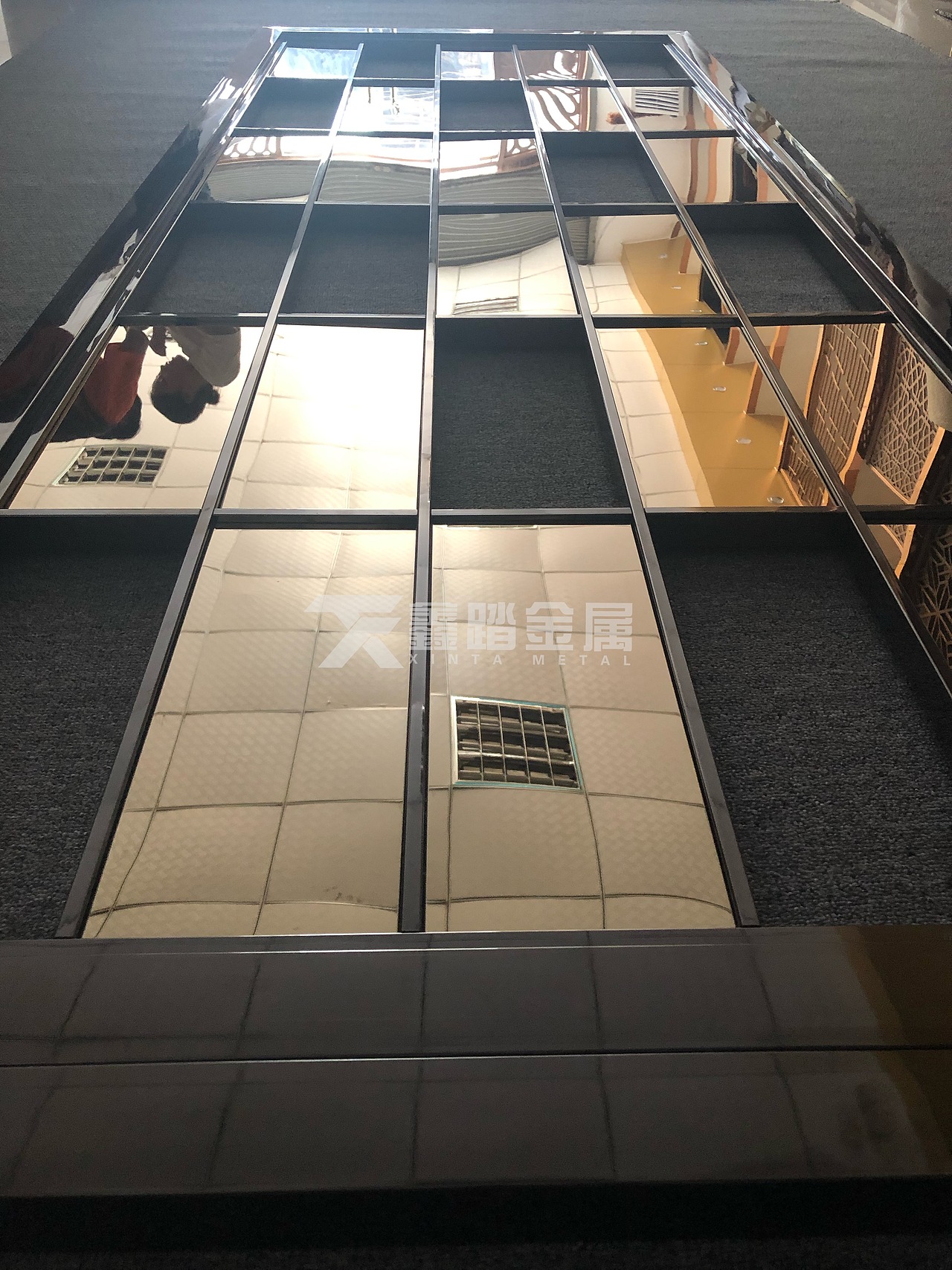 镜面黑金不锈钢焊接屏风注入新鲜元素设计