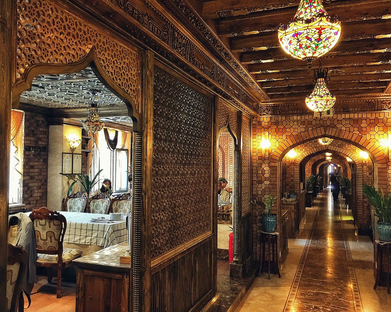 市区一家叫米拉吉的民族餐厅