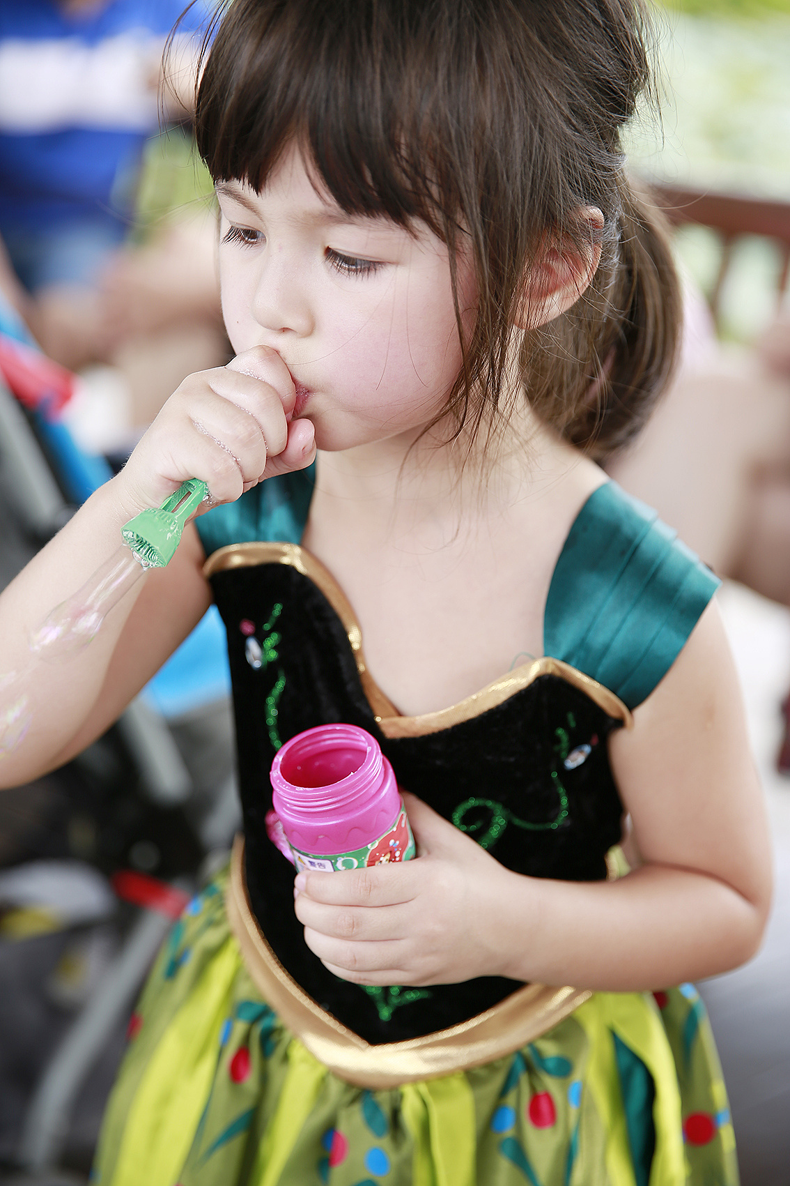 中外混血儿儿童边玩边拍摄影