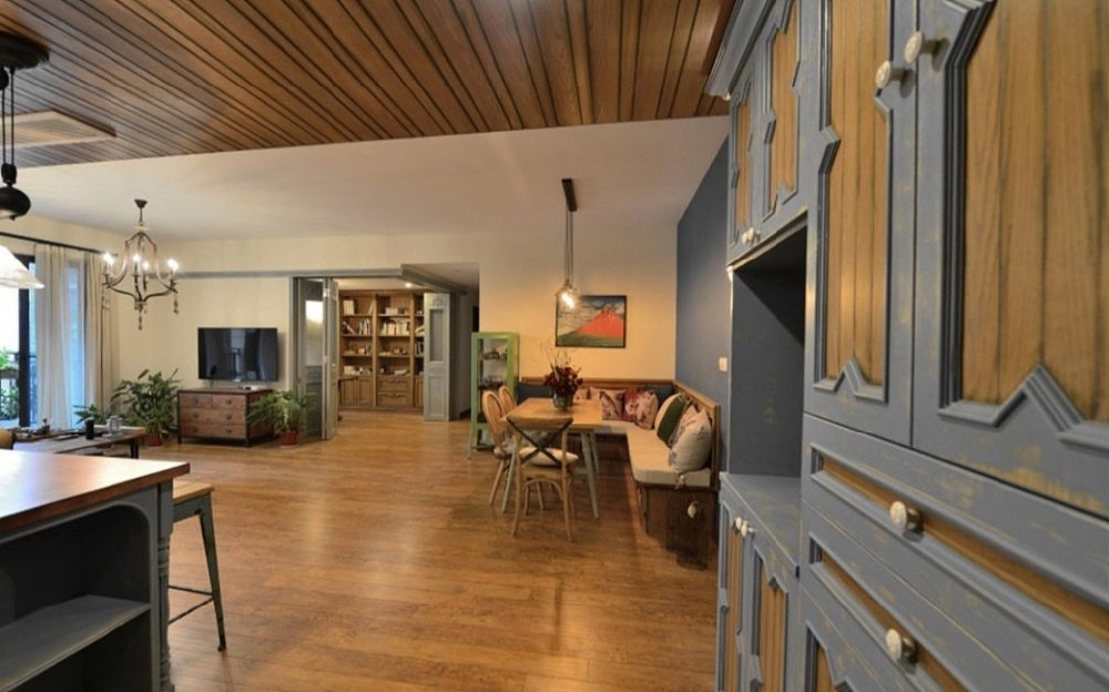 进门处预览整个房屋控件：手工定制的高鞋柜、卡座、岛台、还有开放式的书房折叠门。 相关好物