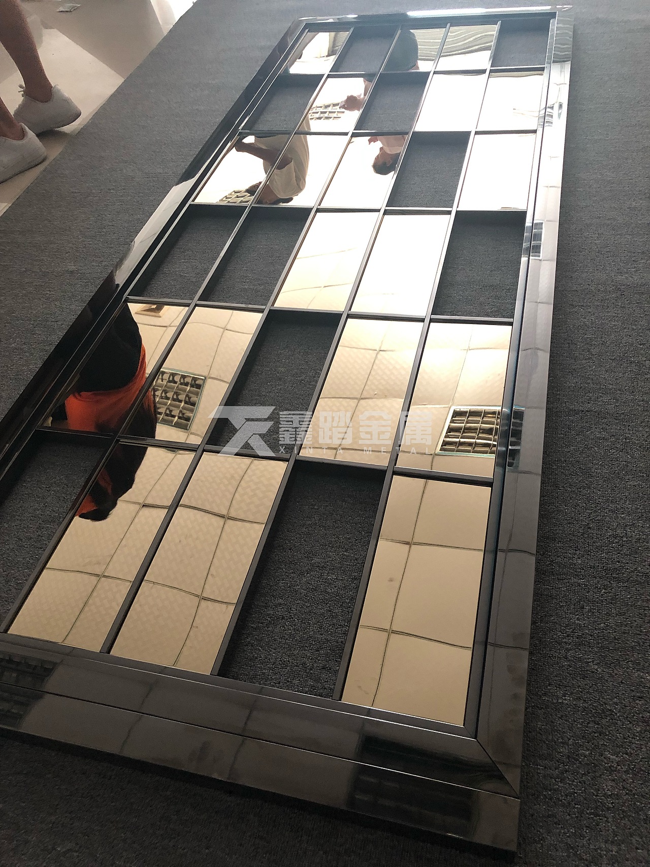 镜面黑金不锈钢焊接屏风注入新鲜元素设计