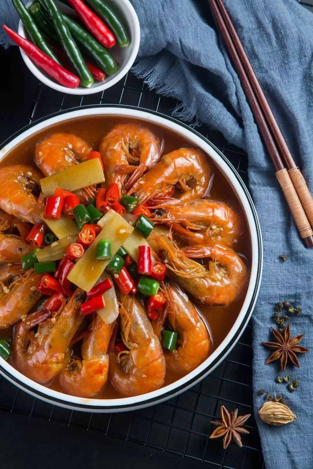 品尝了香辣诱人的川菜,饭后再来一份甜品吧,毕竟精致的猪猪人生需要甜品的点缀。
<br>白色恋人<br><br>这款甜品上桌就击中了小编的少女心,掏出手机狂拍十几张,精致的造型根本舍不得把它吃掉。