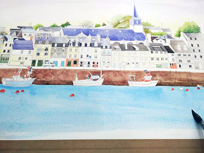 第六步 上色(海水和波光)、
用“叠加法”画出海水的颜色,先用蓝色大笔刷快速的给海面刷一层蓝色。等蓝色完全干后,再用群青和天蓝调和,叠加在蓝色的上面,画出深颜色的海水。等水彩纸干后,用较干的白色水粉,用小水彩笔达芬奇0号画出海面的波光。