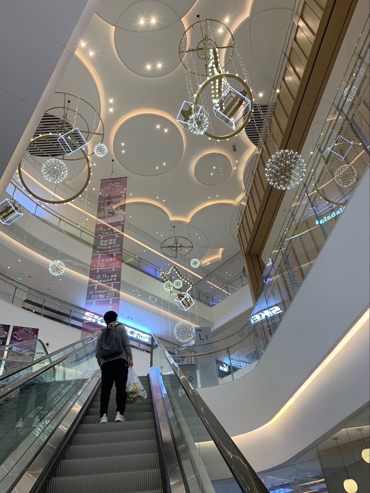 大型商场购物中心中庭吊饰美陈不锈钢球星吊饰布置定制