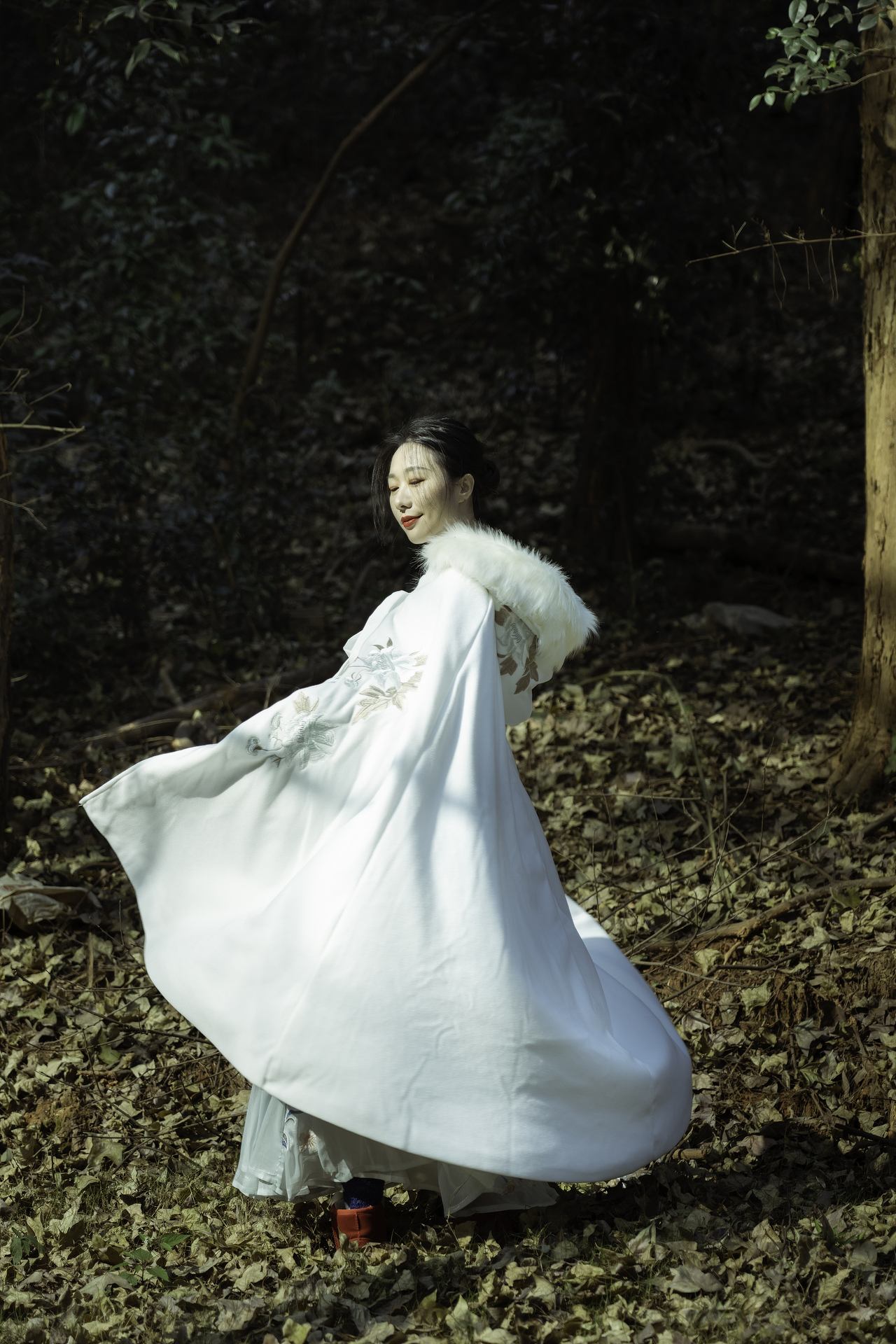 人像摄影 - 冬天小树林汉服怎么拍？（图ZMjQyNDAyMDU2） - 人像摄影 - 站酷设计师为自己写一个故事原创素材 - 站酷ZCOOL