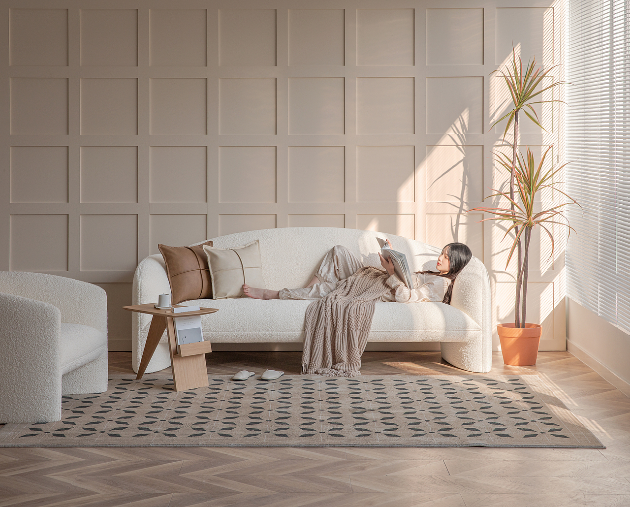 静物摄影｜#生野安室# 沙发·麦芬与Prado 🛋️（图ZMjg3ODM2OTA0） - 产品摄影 - 站酷设计师绘食集原创素材 - 站酷ZCOOL