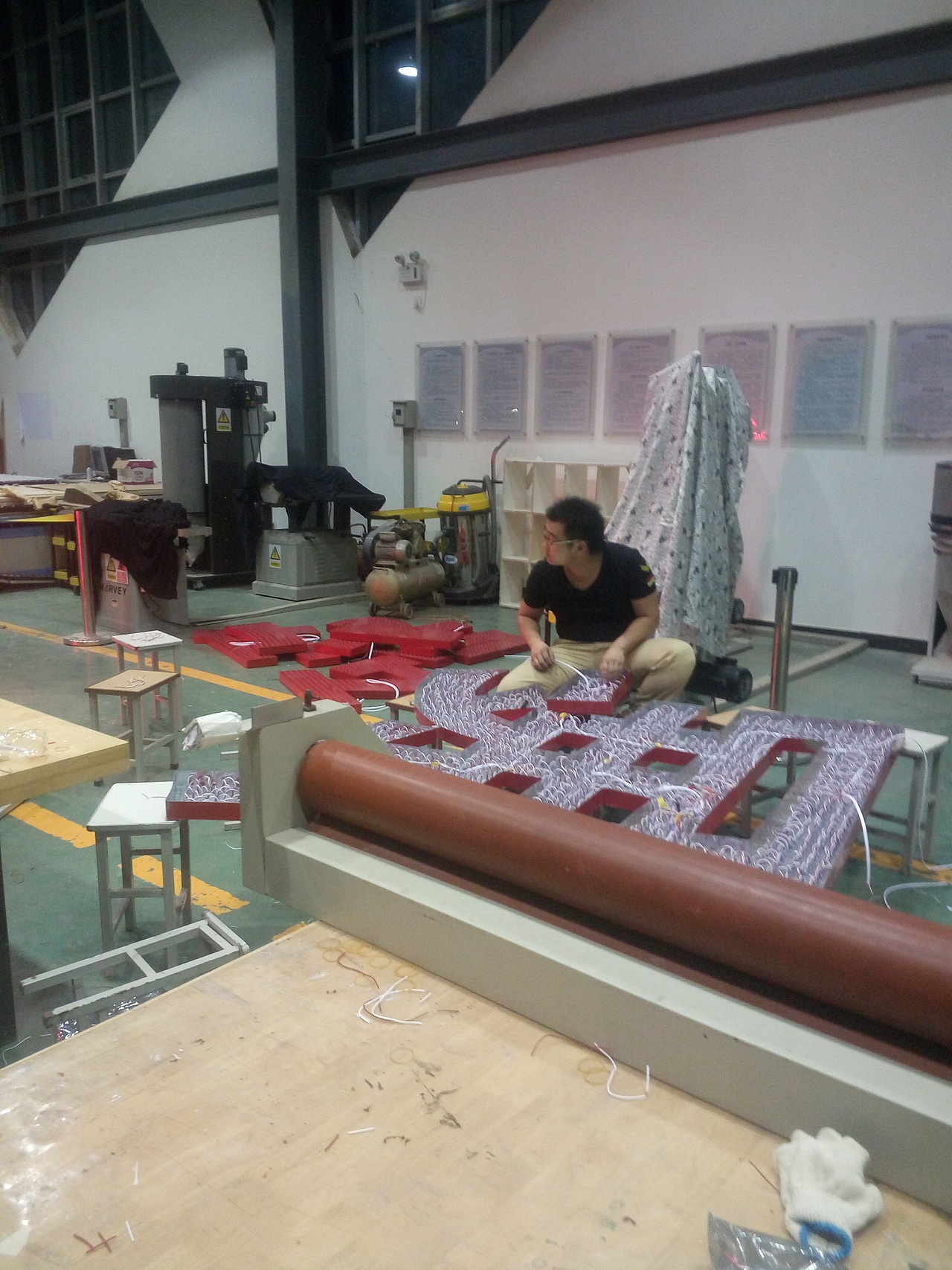 银泰电动汽车展销中心冲孔字