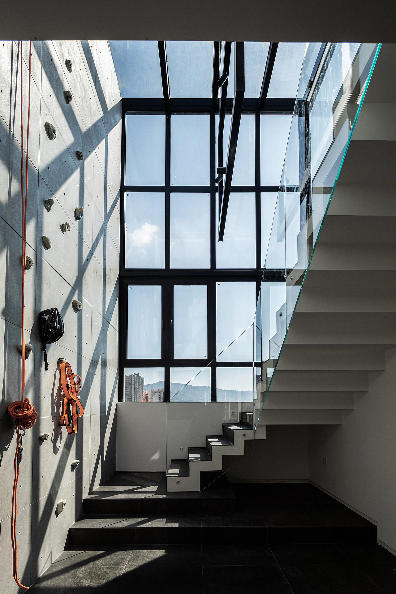 将原楼梯间改到露台位置,搭建阳光房,大面积玻璃窗景也创造出暧昧的