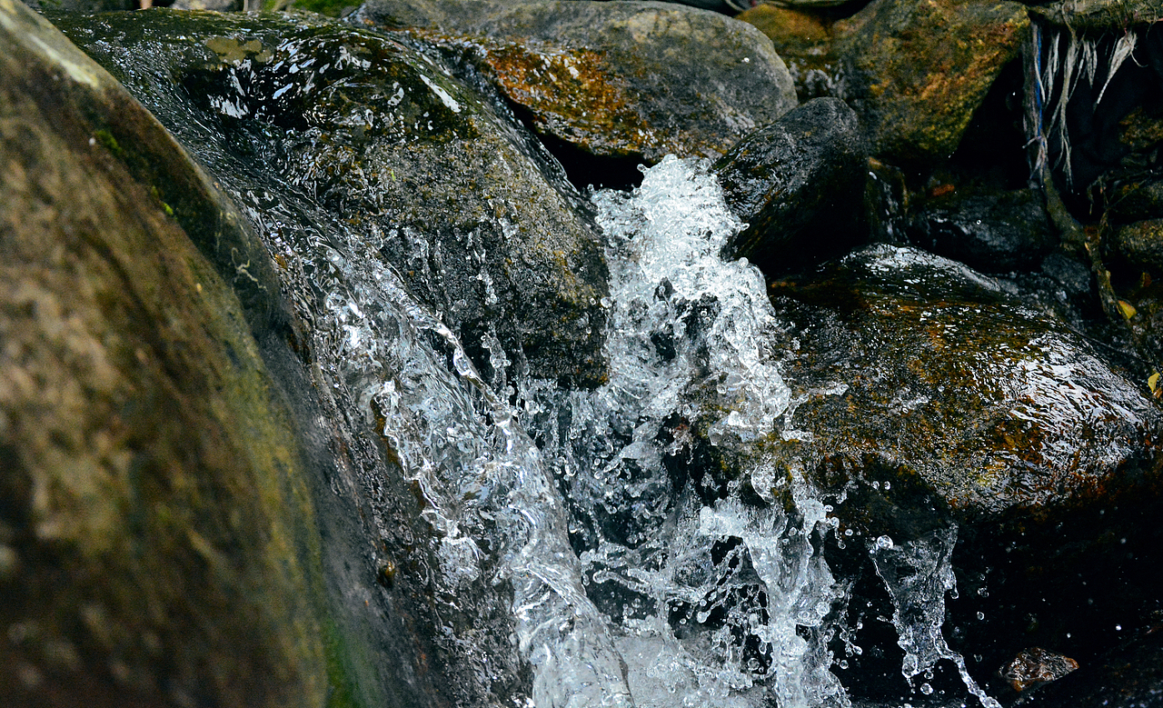 小溪流哗啦啦啦