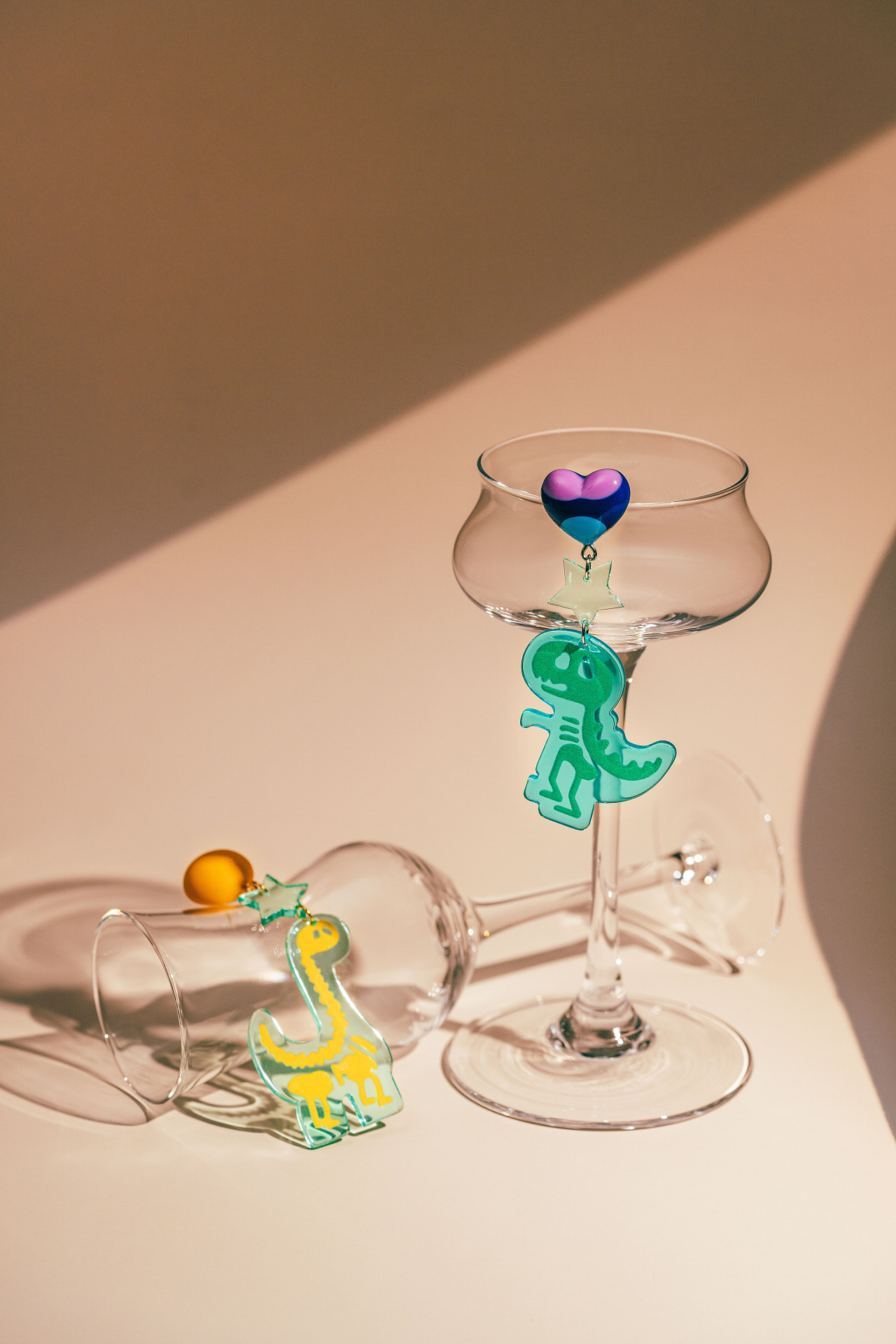产品摄影 | 彩色亚克力恐龙耳环