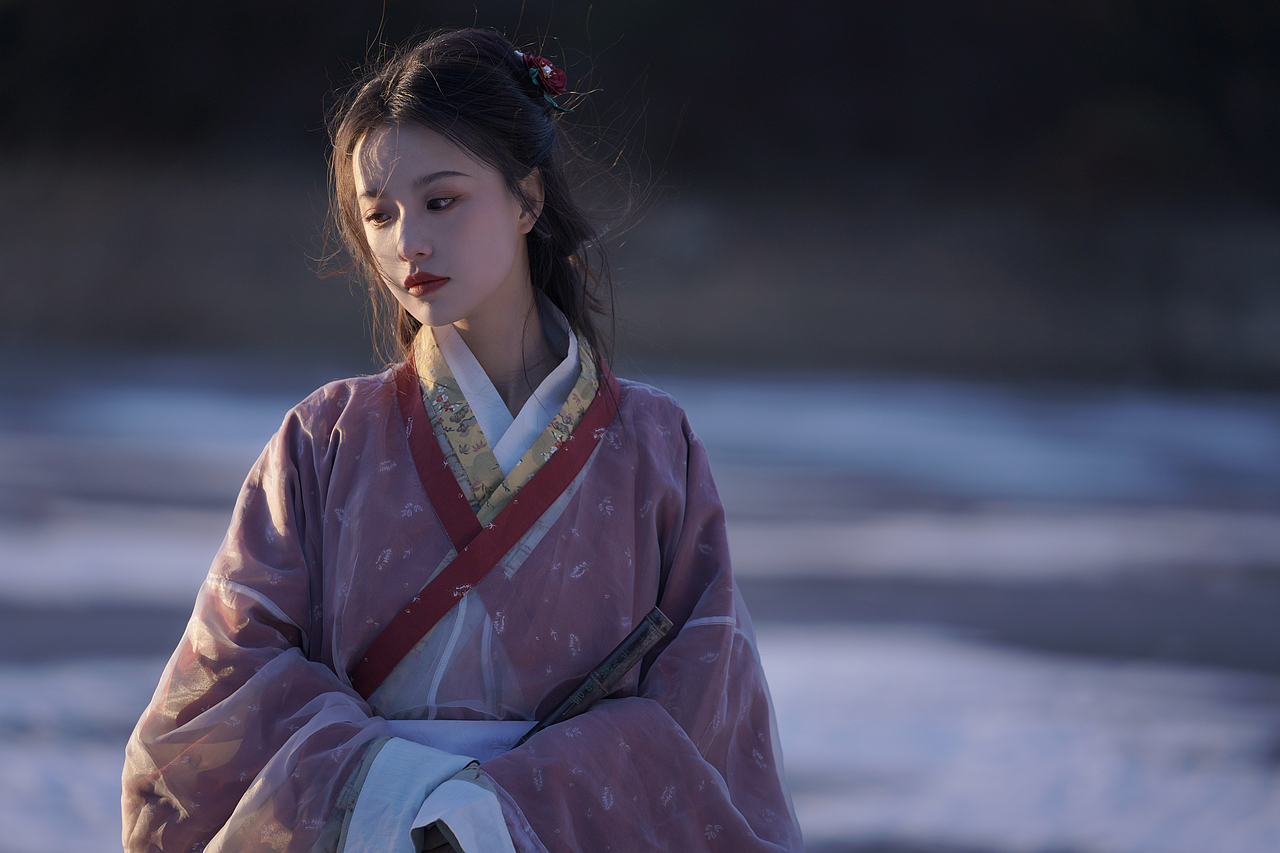 月色与雪色之间,你是第三种绝色