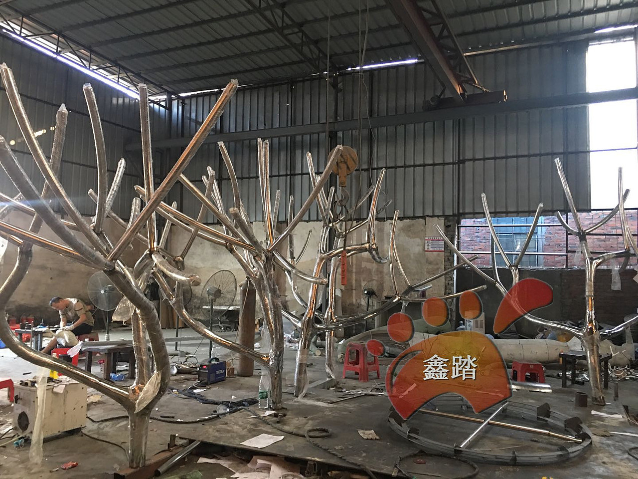 商业广场大型不锈钢七彩树枝雕塑完美无瑕