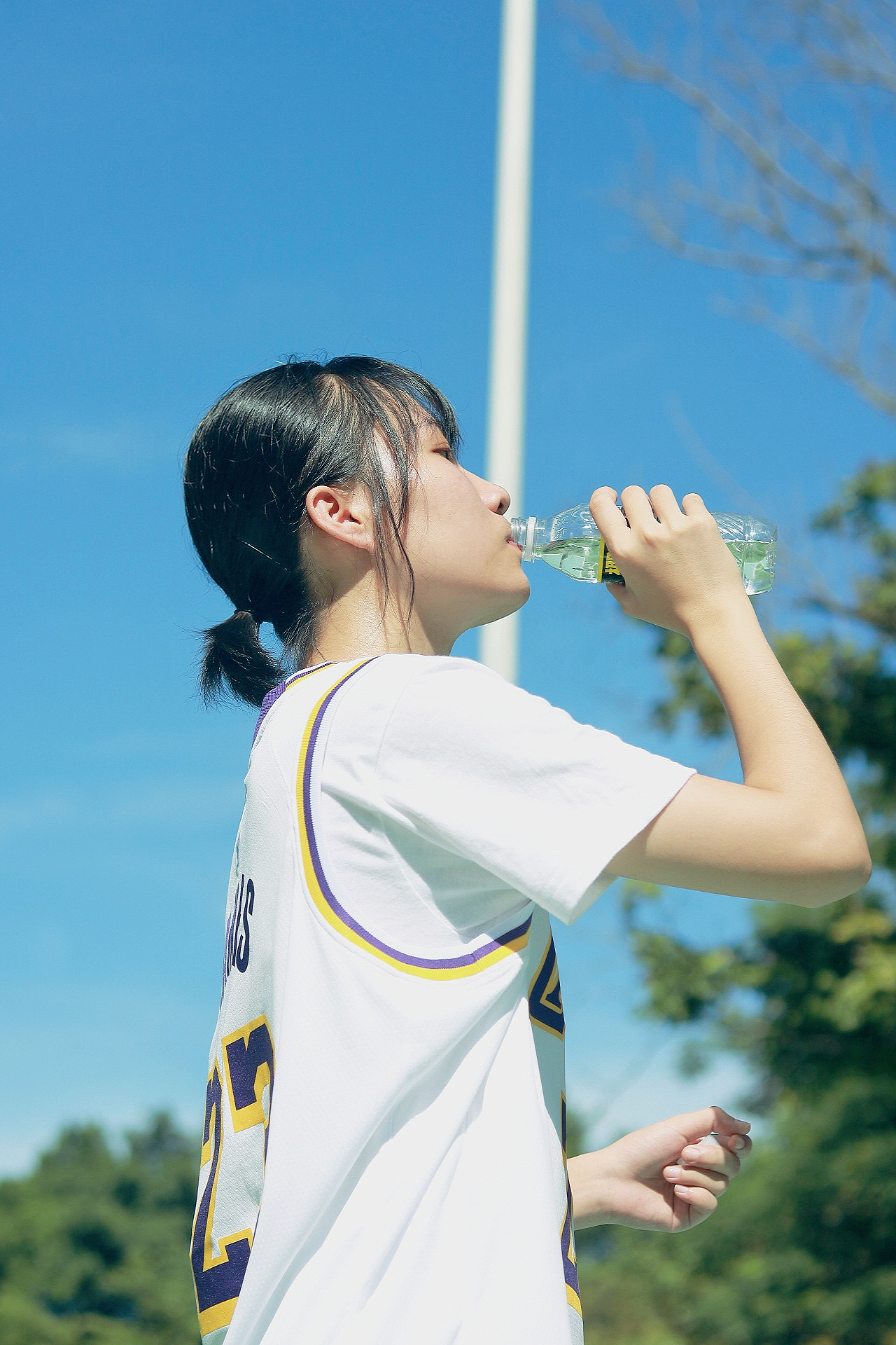 篮球女孩穿篮球服去拍照吧