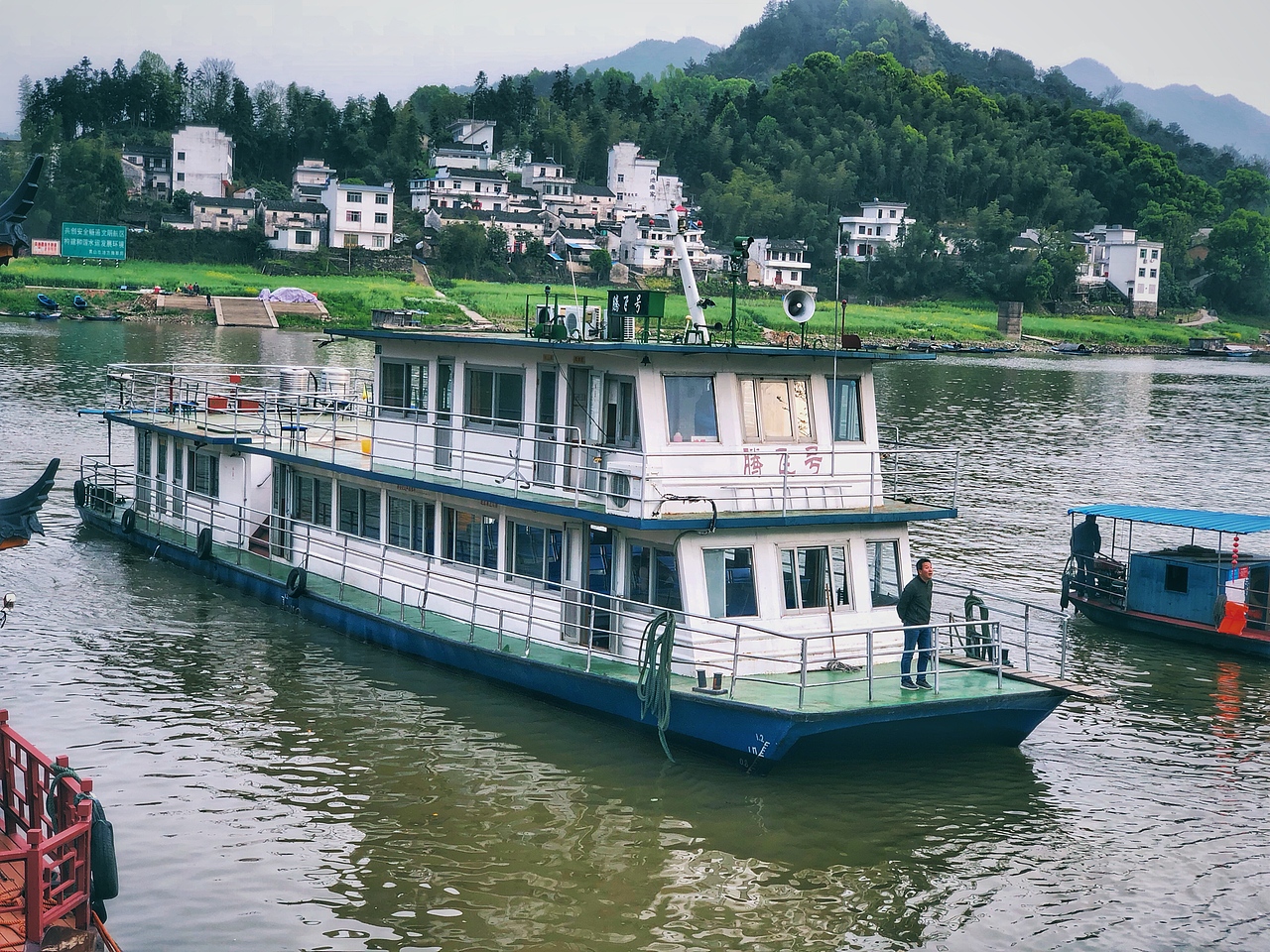 深渡镇有客运船和游船,可以到千岛湖及沿途码头。