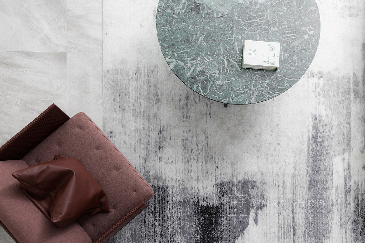 大理石纹的茶几与地面呼应，皮布沙发造型各异，却都保持简约，色彩上也多给人温润、舒适的居家温馨感。