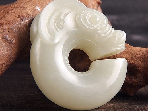 新疆和田玉白玉红山文化玉猪龙挂件(苏工印大师制)