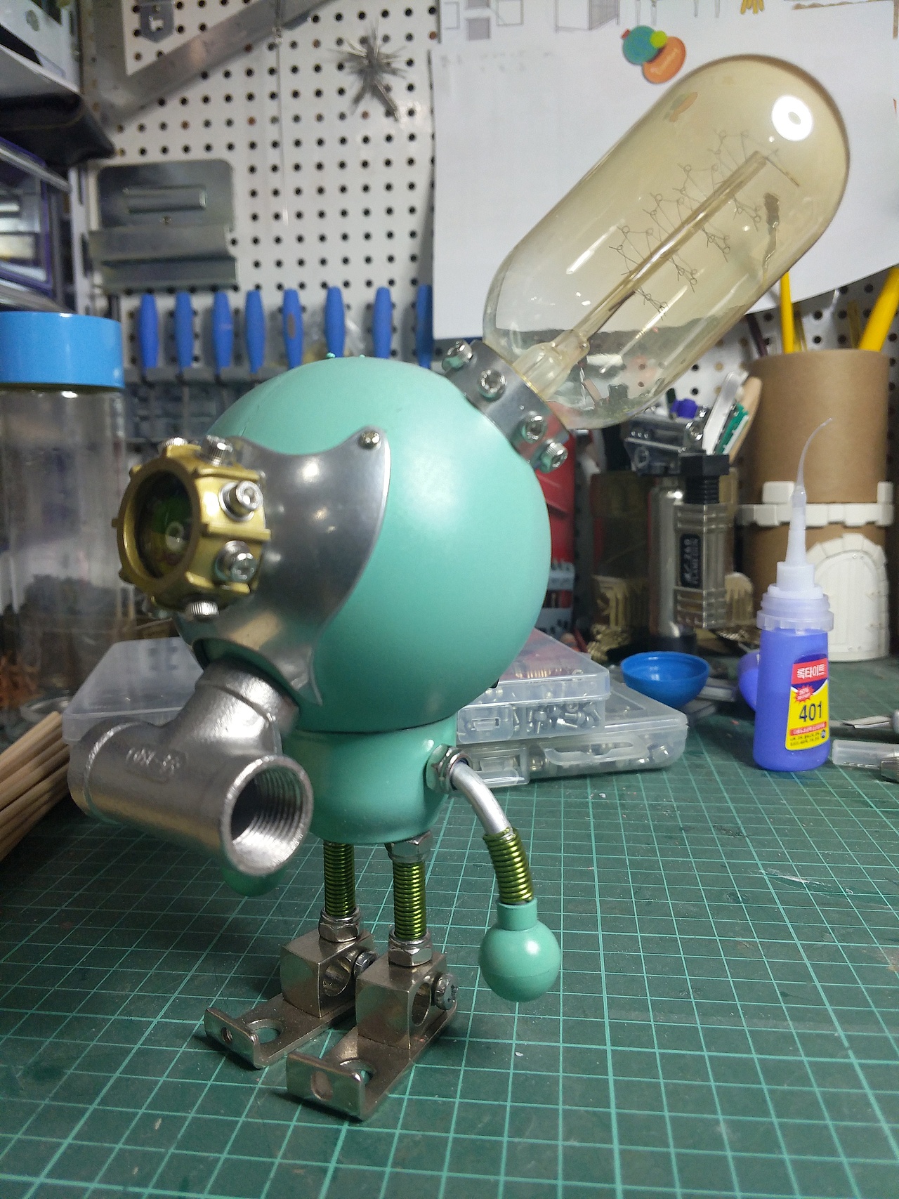 潮玩灯泡机器人