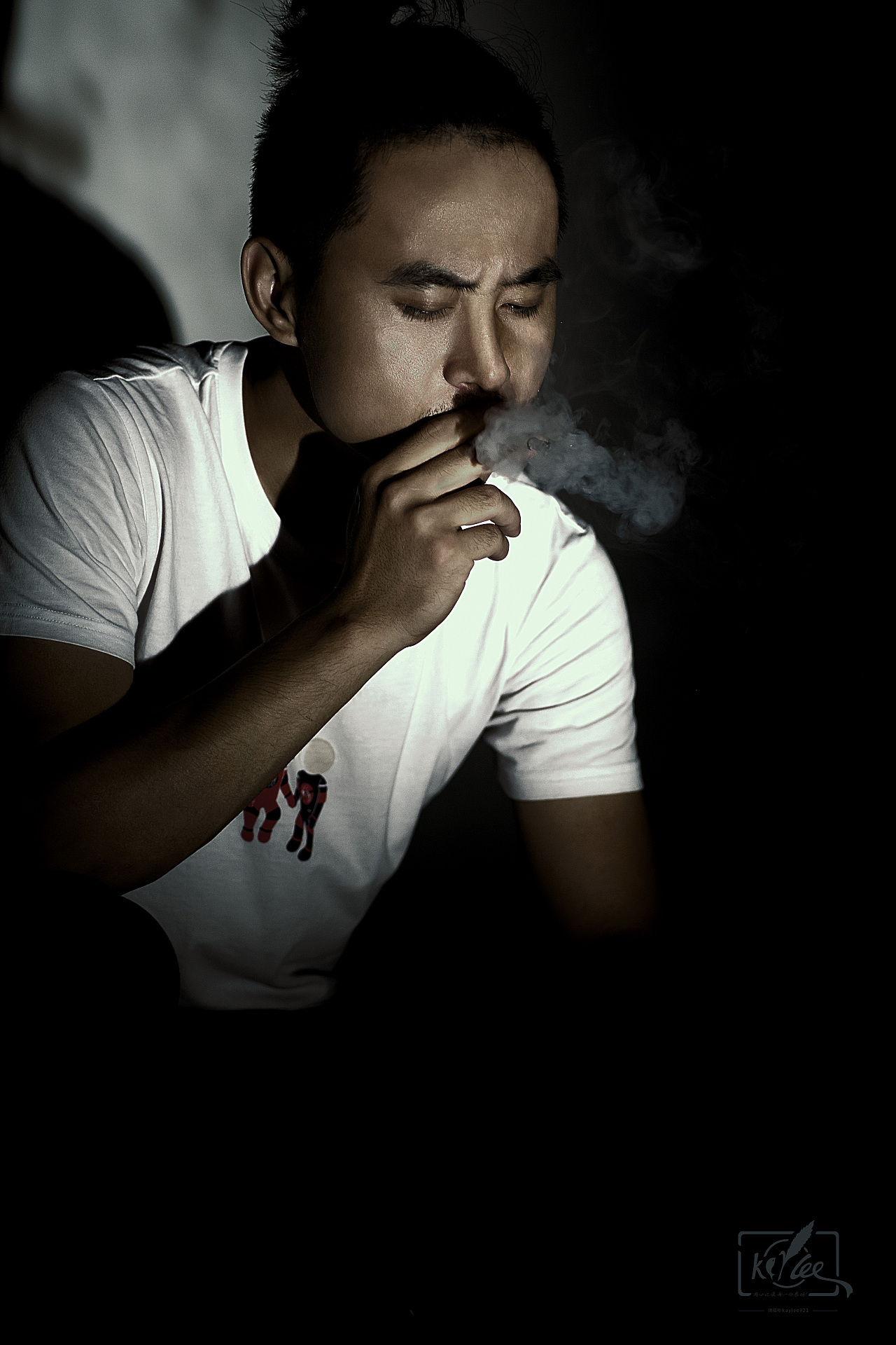 为你抽第一支烟,又为你戒烟.