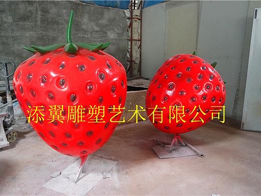 春天里的第一大草莓玻璃钢雕塑为水果展销会增添色彩