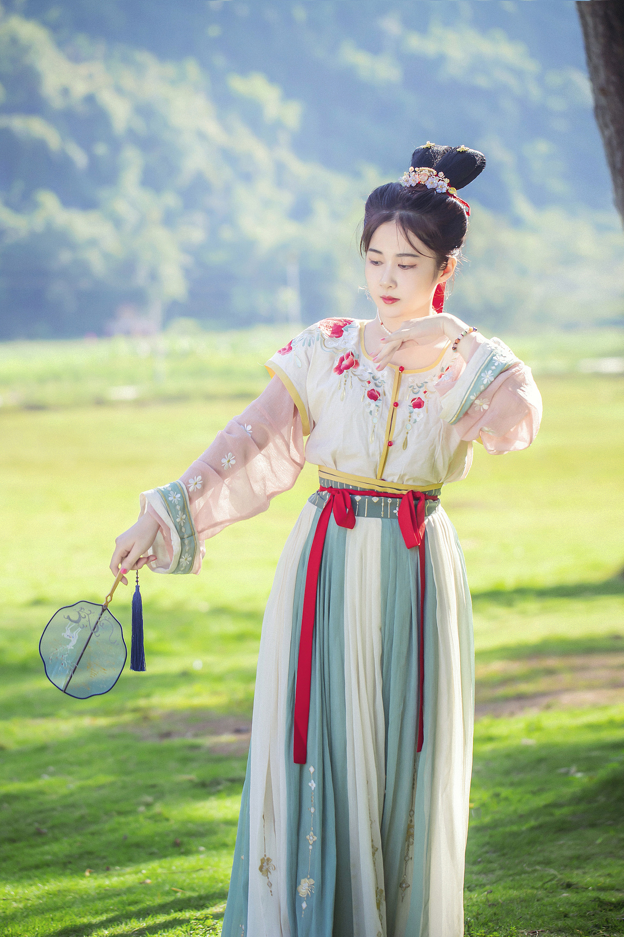 唐制坦领襦裙汉服女子写真