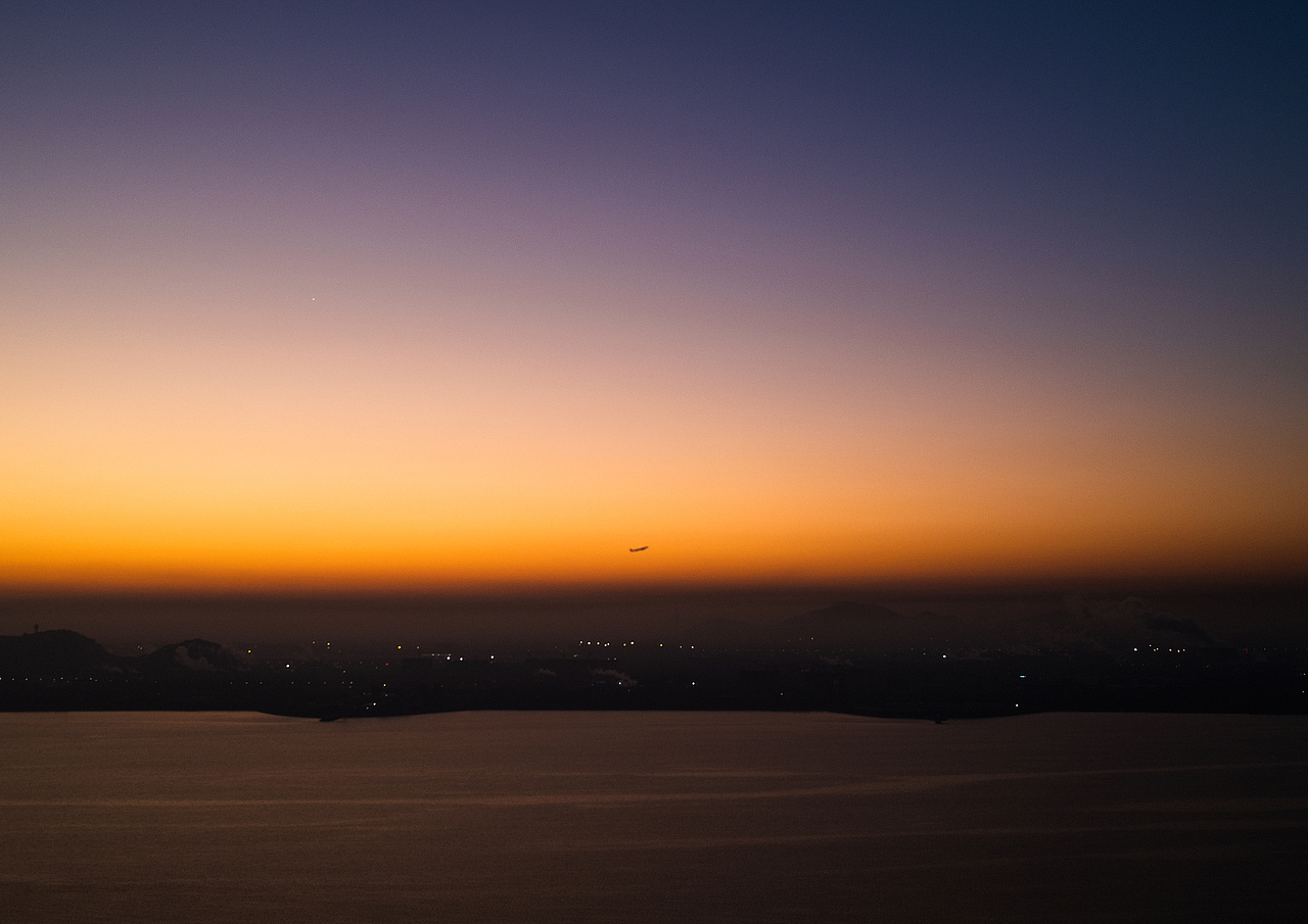 2021年1月1日钱塘江的日出 江对面是萧山机场