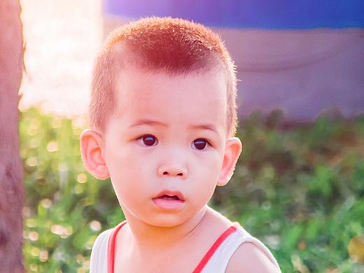 阳光下的小男孩