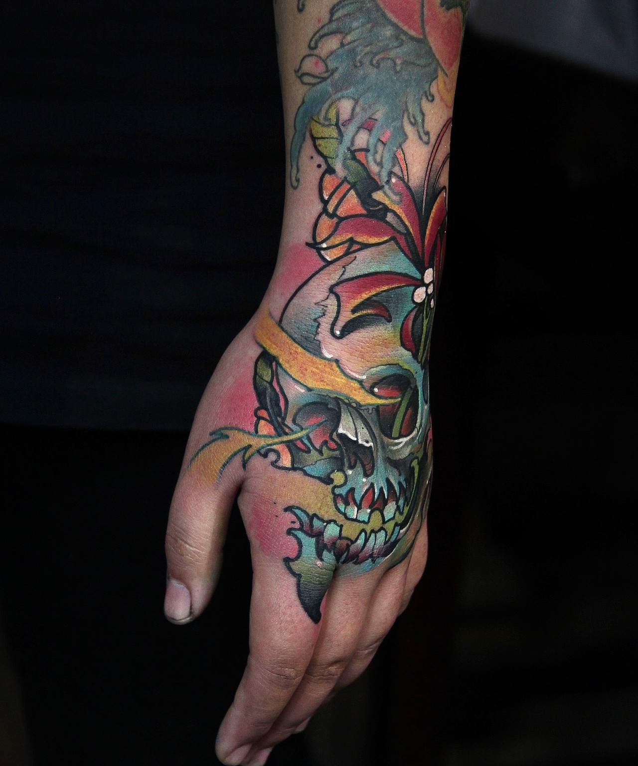 骷髅头彼岸花手背纹身作品