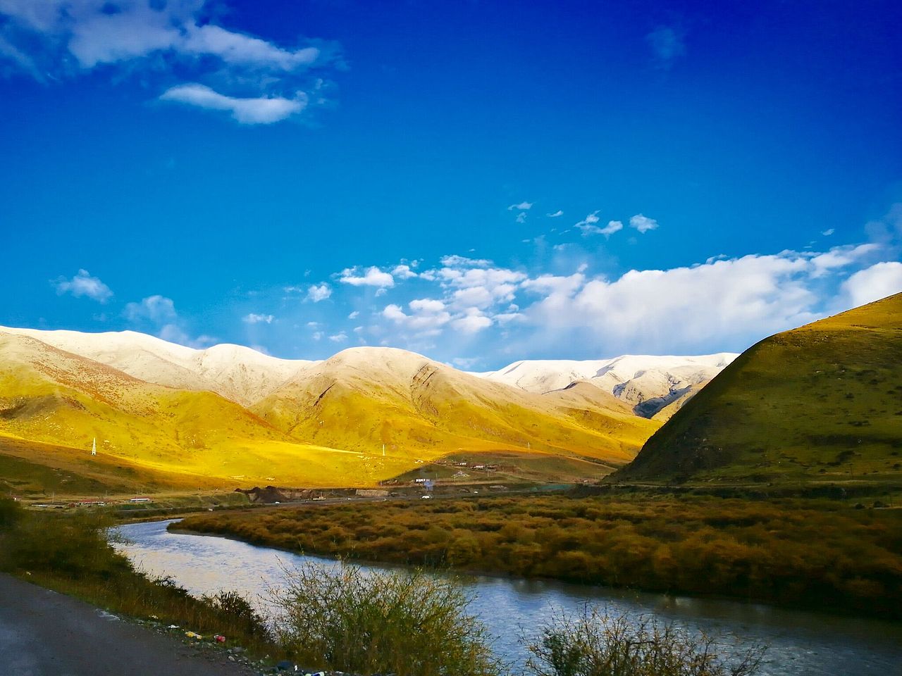 连绵的大山被朝曦晕染得美若油画